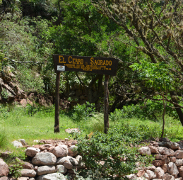 El Cerro es Sagrado - Der Berg ist heilig.