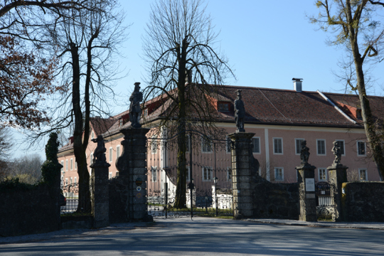 Eingang zu Schloss Leopoldskron und dem rosafarbenen Meierhof.