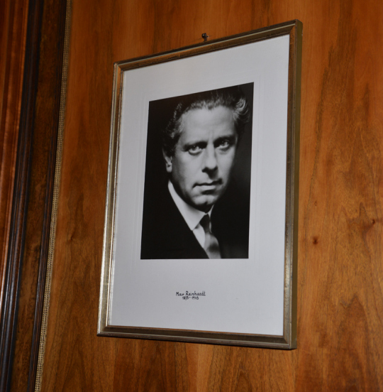 In der Bibliothek hängt ein Porträt von Max Reinhardt.