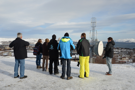 Unsere Pressegruppe blickt auf Kirkenes hinunter.