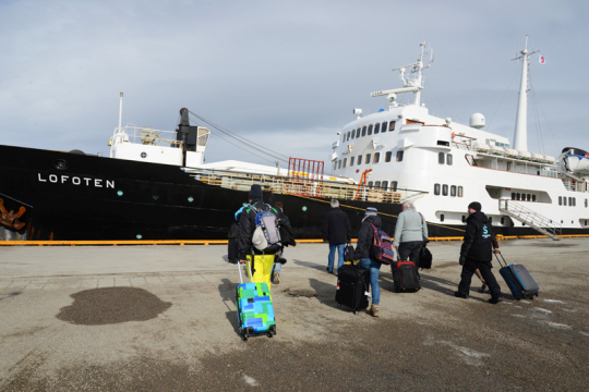 Unsere Pressegruppe geht in Kirkenes an Bord der MS Lofoten.