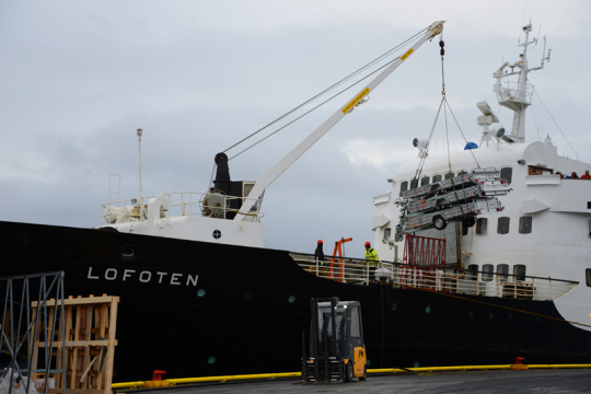 In jedem Hafen wird die MS Lofoten be- und entladen.