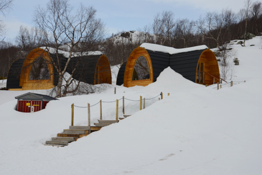 Warme Blockhütte mit Panoramafenster statt Eishotel.