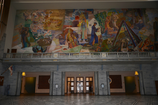Wandmalereien im Osloer Rathaus.