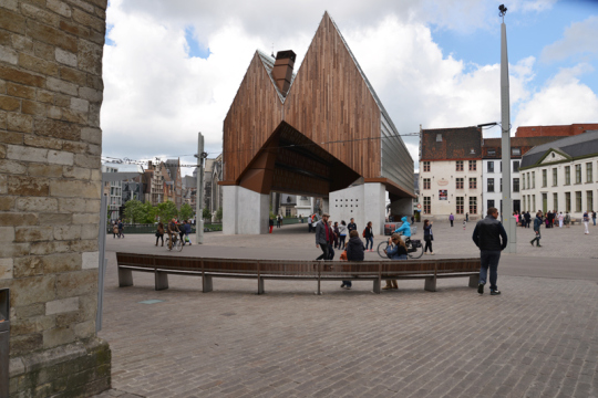 In der offenen Stadthalle von Gent aus Glas, Holz und Beton finden Konzerte, Tanzvorführungen und Märkte statt.