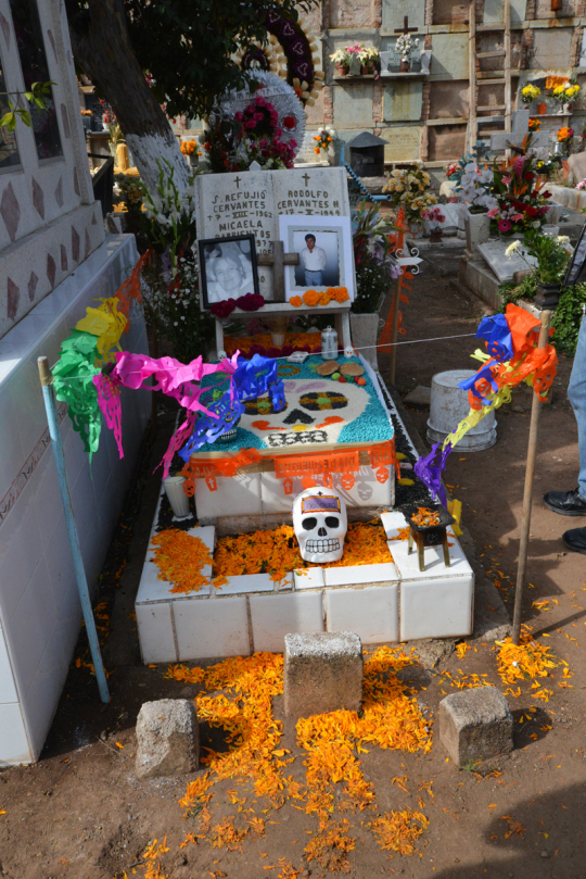 Am Dia de los muertos werden die Gräber bunt geschmückt.