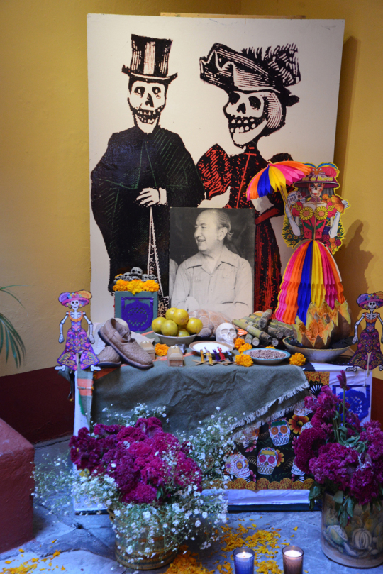 Gabentisch für eine Verstorbene im Museo del Pueblo.